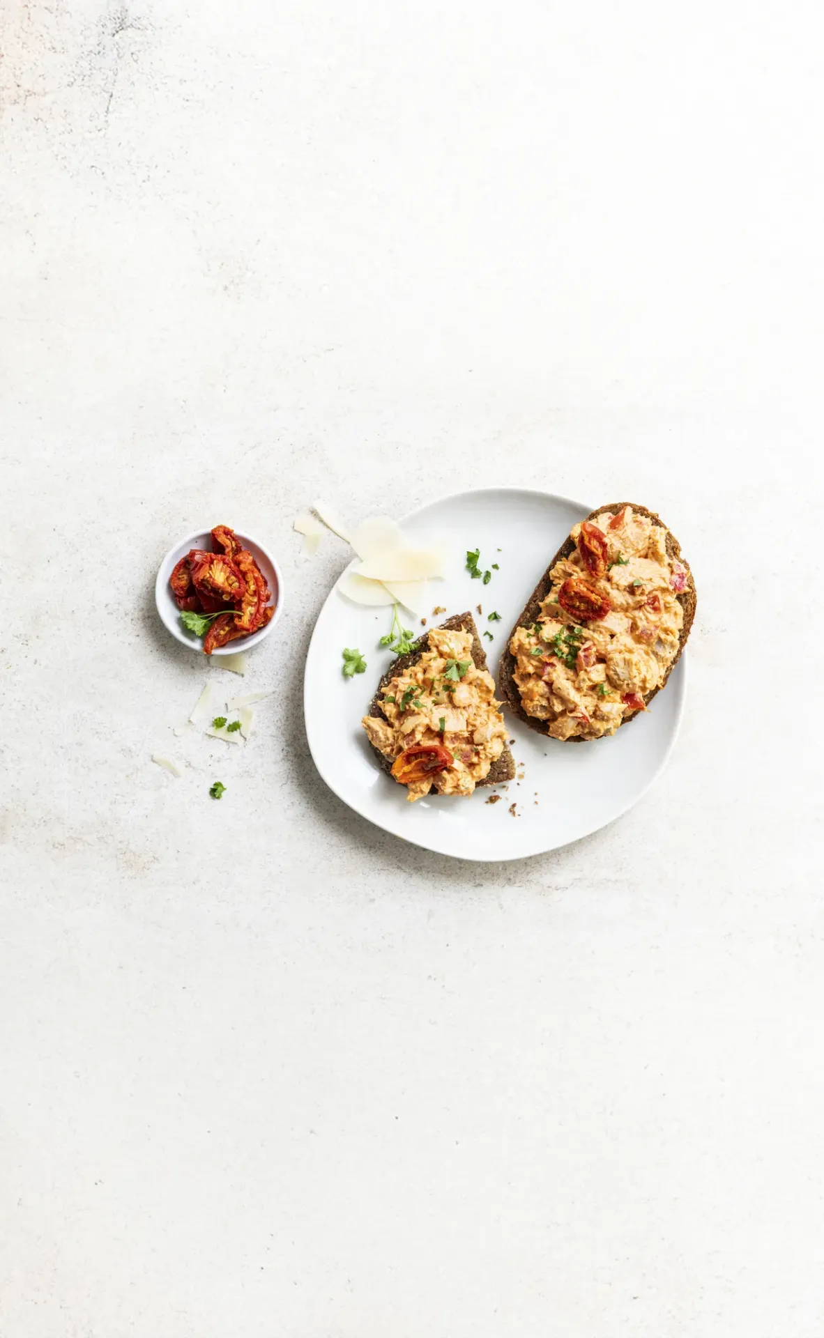 [055] Kipsalade met rode pesto