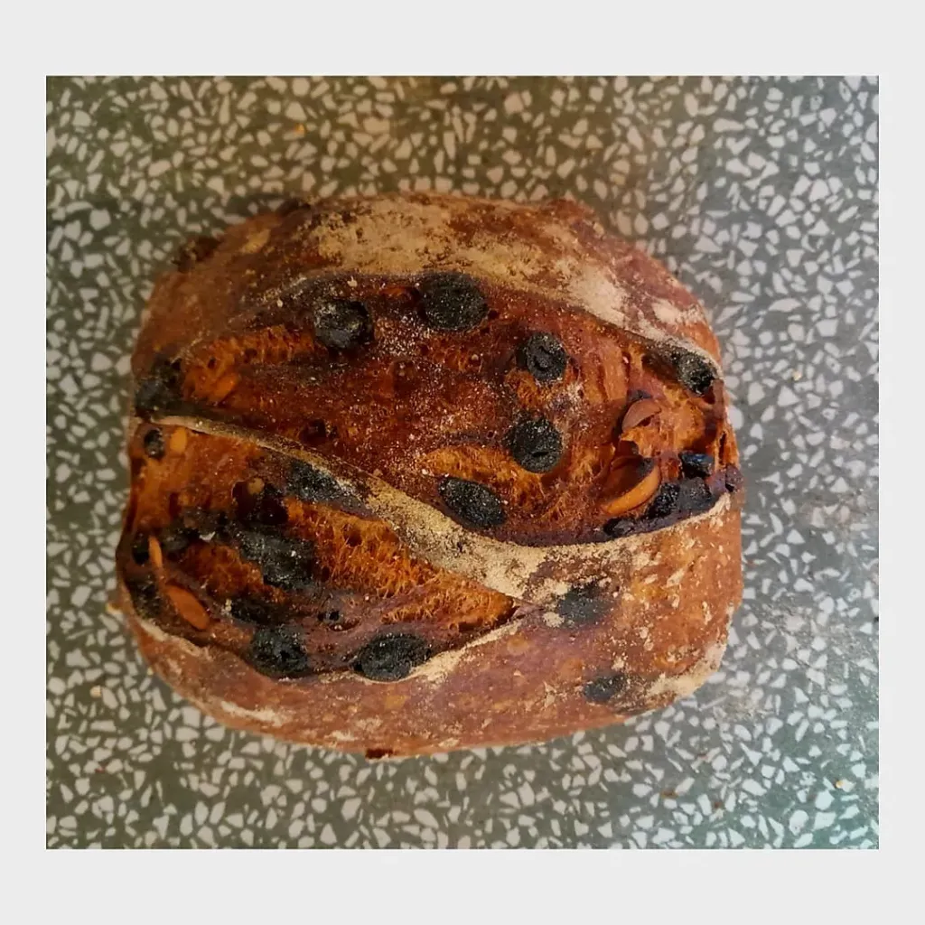Johannesbrood (amandel-rozijnen) (Gesneden)